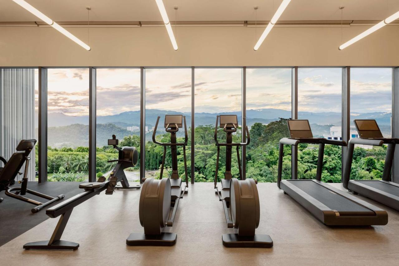 Отель Hyatt Centric Кота-Кинабалу Экстерьер фото The gym at the hotel
