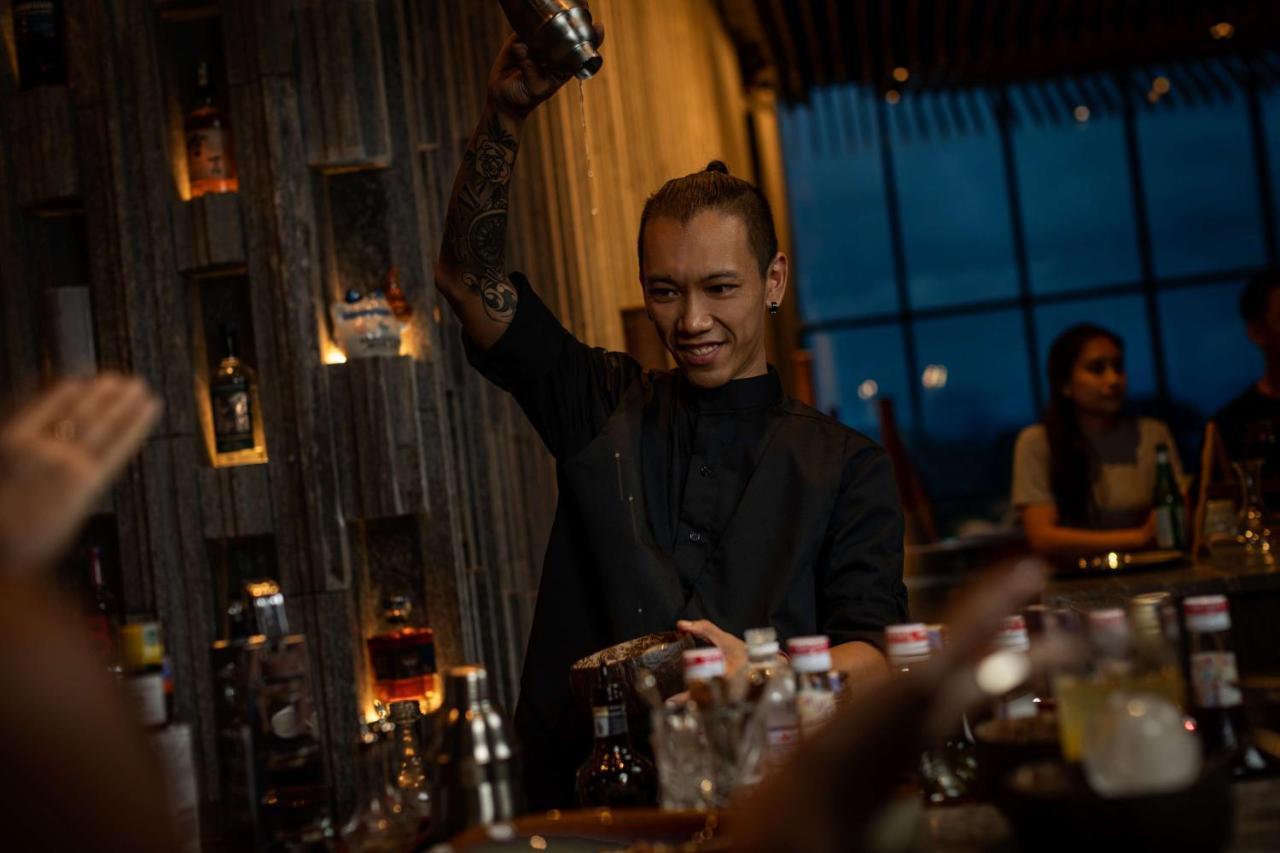 Отель Hyatt Centric Кота-Кинабалу Экстерьер фото A bartender at work