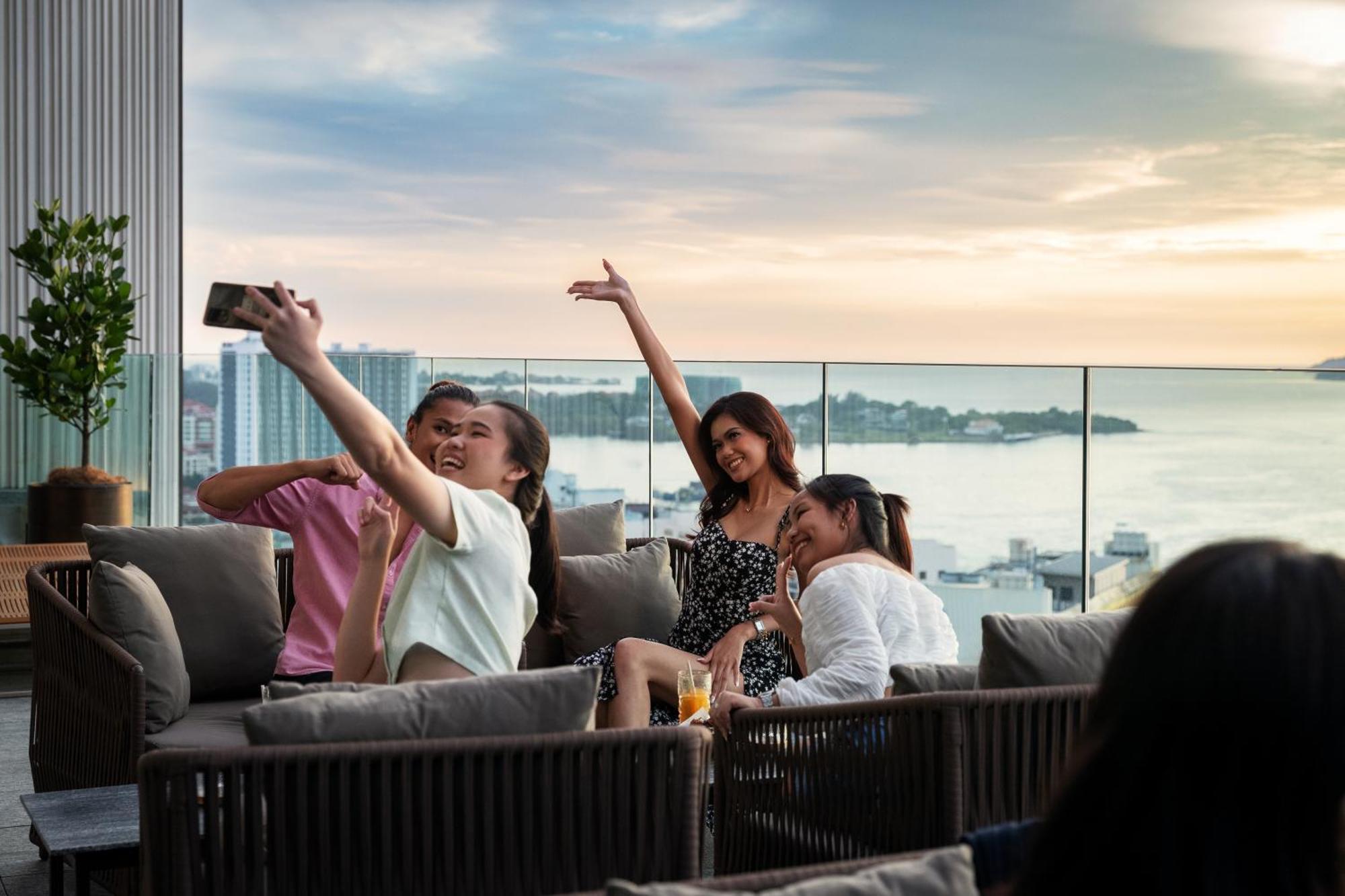 Отель Hyatt Centric Кота-Кинабалу Экстерьер фото Sky Bar