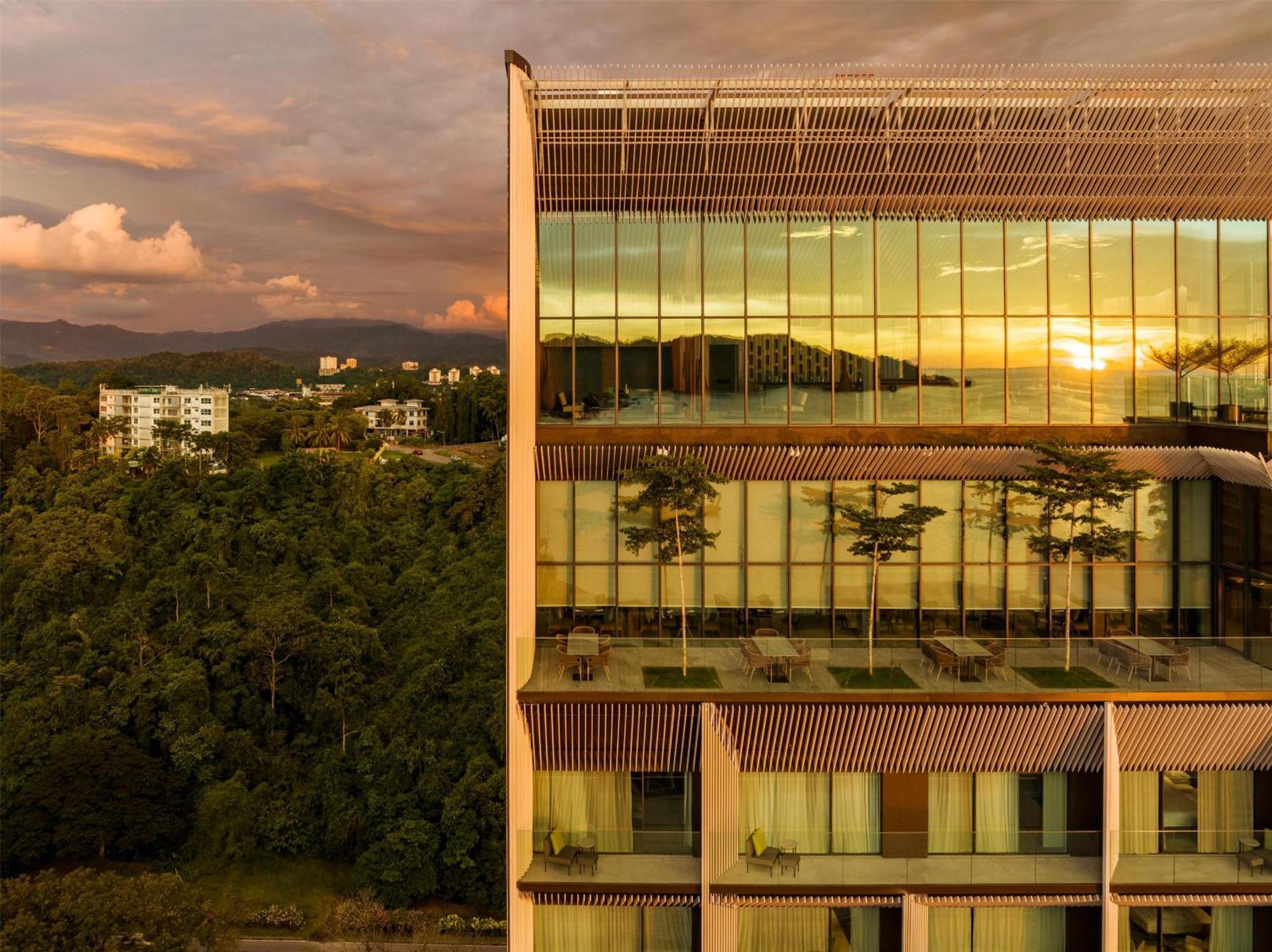 Отель Hyatt Centric Кота-Кинабалу Экстерьер фото
